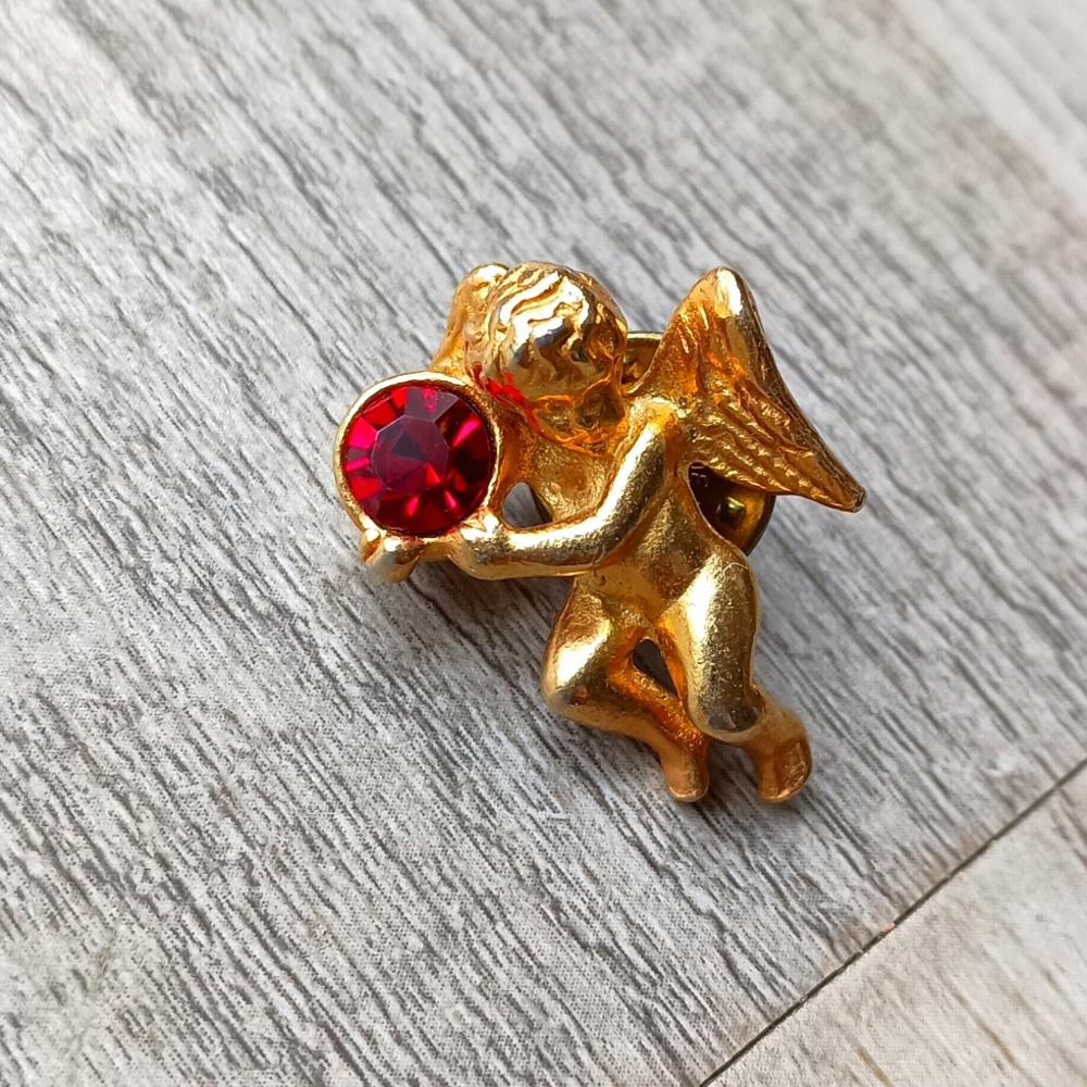 Vintage Avon brooch angel with red colored Stone